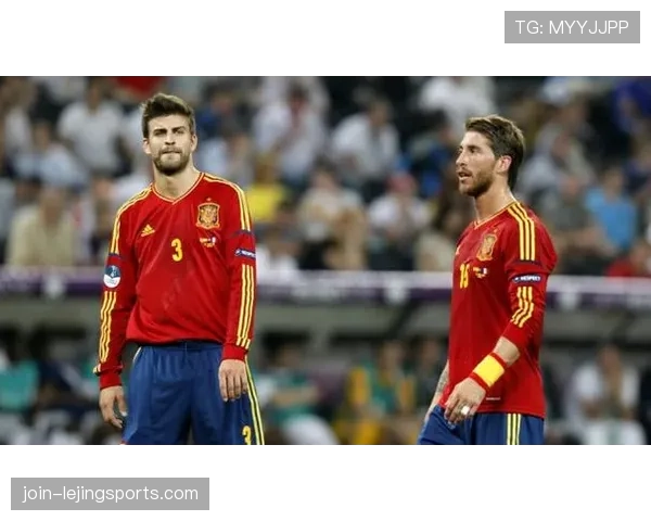 拉莫斯与皮克在防守结构上出现分化：前者更前置施压，后者更依赖体系协防