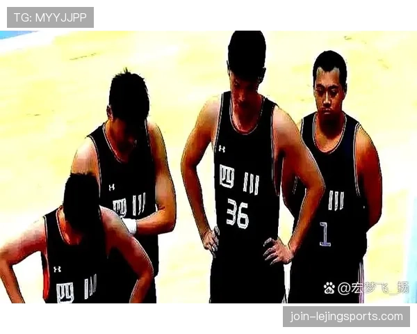 胡金秋这假期咋还穿得比我们上班族还讲究，是谁给他买的衣柜…