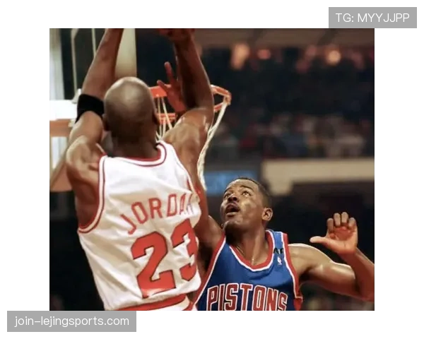 乔·杜马斯无球跑动改变防守布局，关键回合主导活塞进攻