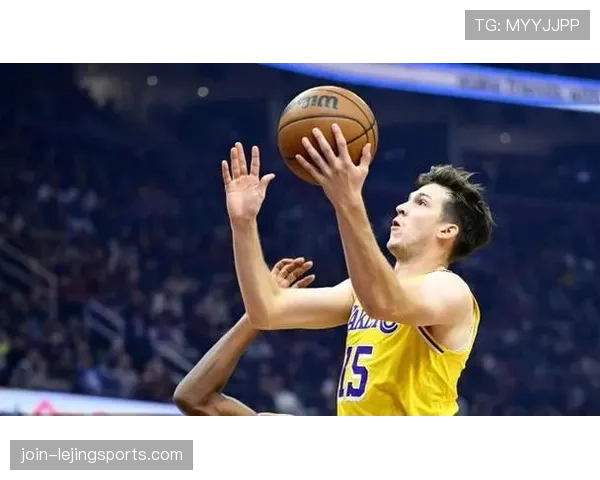 里夫斯无球跑动拉开空间，湖人进攻效率显著提升